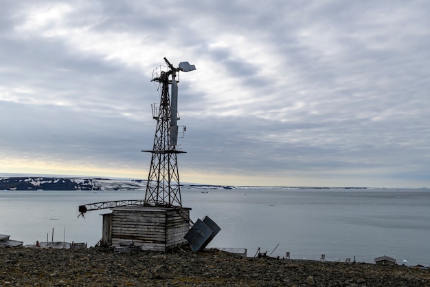 Pesquisa russa e base da expedição polar na Baía de Tikhaya (Tikhaya Bukhta) no arquipélago de Franz Josef Land. Edifícios de madeira no Ártico.