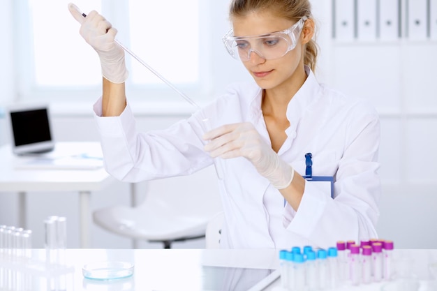 Pesquisador científico feminino em laboratório. Conceito de medicina e cuidados de saúde