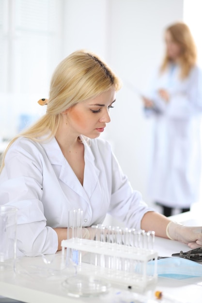 Pesquisador científico feminino em laboratório. Conceito de medicina e cuidados de saúde