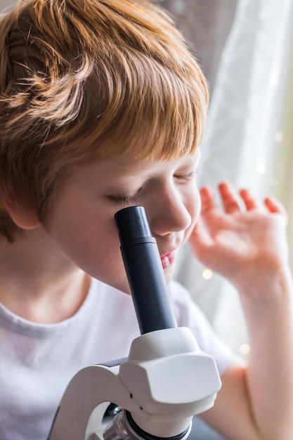 Pesquisador de estudante usando microscópio de laboratório, conceito de crianças de laboratório de ciências. Educação Científica