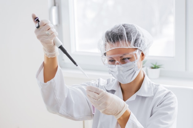 Pesquisador feminino trabalhando em um laboratório