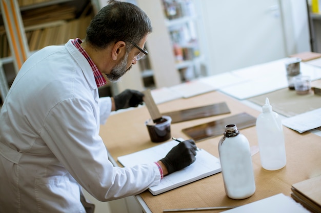 Pesquisador masculino sênior em um laboratório