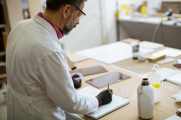 Pesquisador masculino sênior em um laboratório