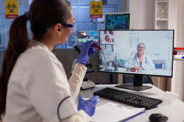Pesquisador médico fazendo videoconferência com especialista