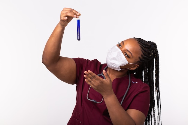 Pesquisador médico segurando o tubo de ensaio com líquido azul. desenvolvimento de vacina, coronavírus, covid-19