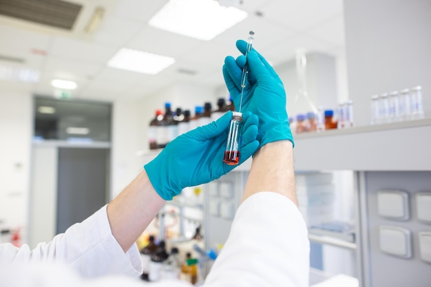 Pesquisador realizando pesquisas científicas em um laboratório de química