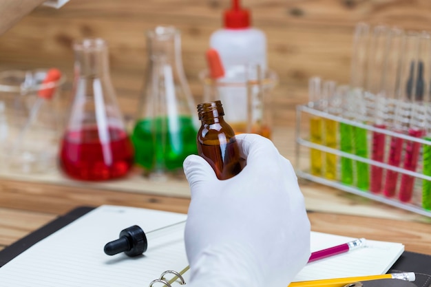 Pesquisador segurando uma garrafa de teste. Cientista que trabalha no laboratório