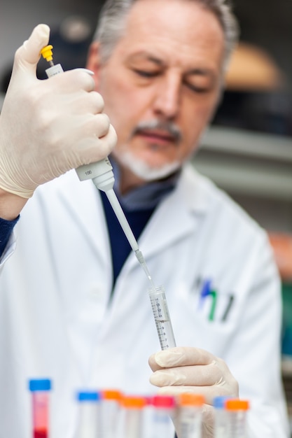 Pesquisador trabalhando em laboratório