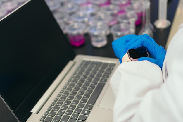 Pesquisador usando um smartwatch em um laboratório