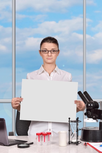 Pesquisadora científica feminina segurando cartaz em branco