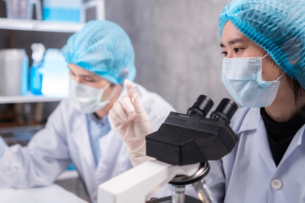 Pesquisadores da área de saúde trabalhando em laboratórios de ciências biológicas, trabalho de pesquisa em tecnologia de ciências médicas para testar uma vacina, tratamento de cura de proteção de vacina contra coronavírus covid-19