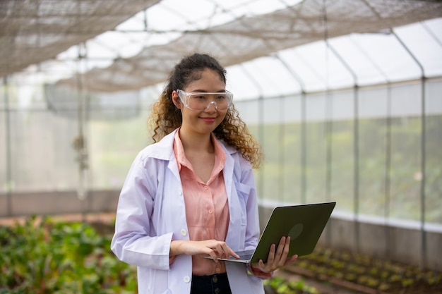 Pesquisadores de agricultura ecológica de agricultores orgânicos na fazenda orgânica inteligente Tecnologia agrícola inovadora