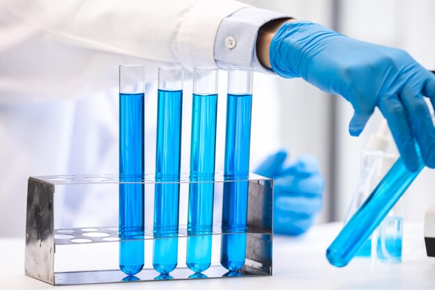 Pesquisadores de saúde que trabalham em laboratório de ciências da vida pesquisa de tecnologia de ciências médicas trabalham para testar uma vacina coronavírus covid19 tratamento de cura de proteção de vacina