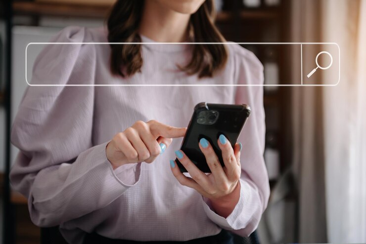 Foto pesquisando o conceito de rede de informações de dados da internet com barwoman de pesquisa em branco trabalhando com telefone celular e ícone de vr de computador portátil