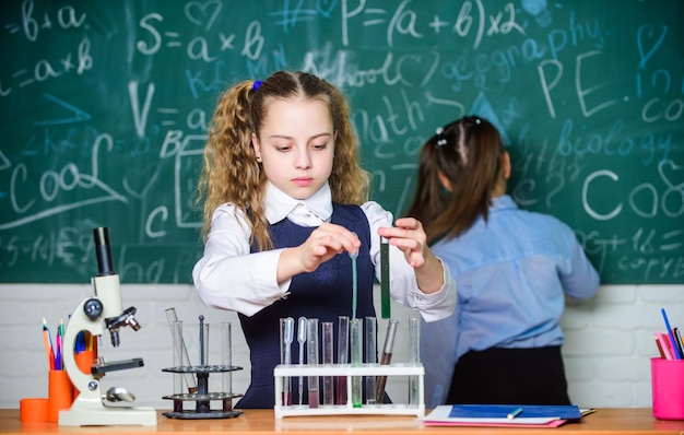 Pesquisas científicas. dia das crianças. Química. De volta à escola. Crianças na lição da escola. Crianças aprendendo química no laboratório da escola. alunos fazendo experimentos de biologia com microscópio.