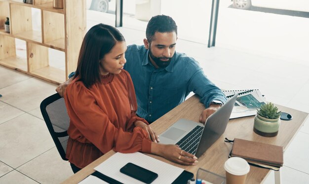 Pesquise casal de negócios em home office e trabalhando juntos para planejar startup on-line Coworking no site homem e mulher na mesa com suporte para laptop e mentor em projeto na agência digital