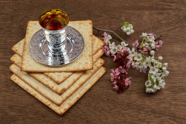 Pessach Ainda-vida com vinho e matzoh pão de Páscoa judaica