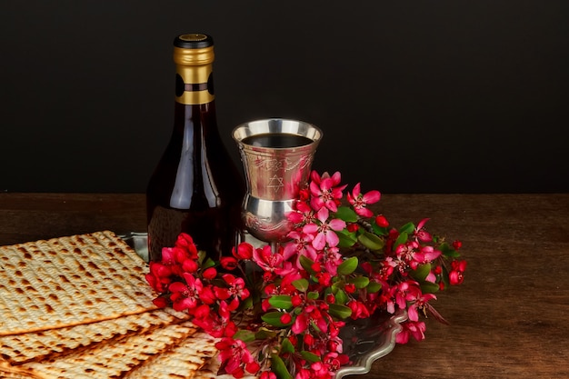 Foto pessach ainda-vida com vinho e matzoh pão de páscoa judaica