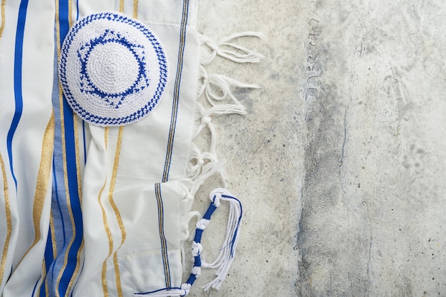 Pessach-Feier-Konzept Matzah rot koscher und Walnuss Traditionelles Ritual jüdisches Brot Matzah Kippah und Tallit auf altem Betonhintergrund Pessach-Essen Jüdischer Feiertag Pessach