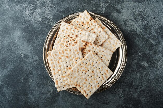 Pessach-Feier-Konzept Matzah rot koscher und Walnuss Traditionelles rituelles jüdisches Brot auf altem dunkelgrauem Betonhintergrund Pessach-Essen Jüdischer Feiertag Pessach