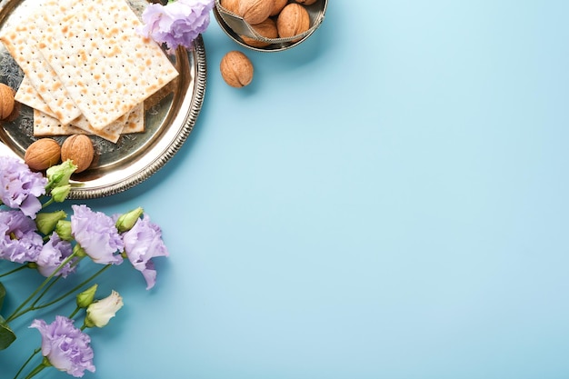 Pessach jüdischer Feiertag Pessach-Feier-Konzept Matza roter koscherer Wein und Walnuss Traditionelles Ritual jüdisches Brot auf hellblauem Hintergrund Pessach-Essen