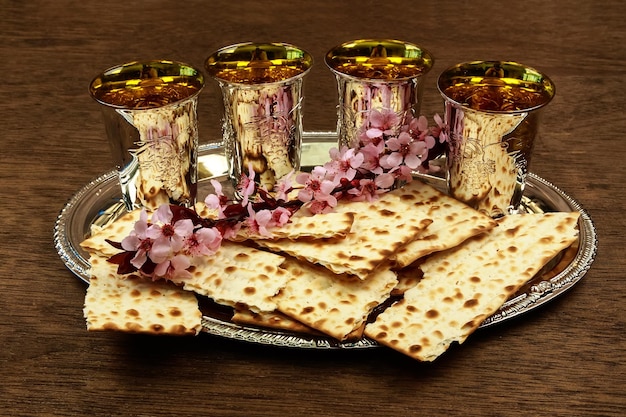 Foto pessach-matze-pessach mit wein und matzoh-jüdischem passah-brot