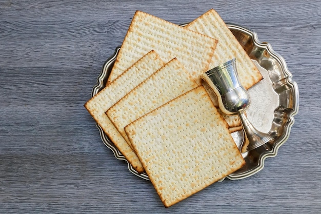 Pessach matzo páscoa com vinho e pão de páscoa judaico matzoh