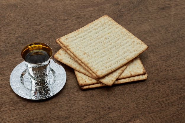 Pessach matzo passover com vinho e matzoh pão de Páscoa judaica