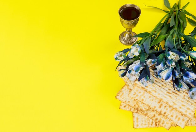 Pessach-Symbole Matzoh, Rotwein und Blumen. Jüdischer Feiertag.