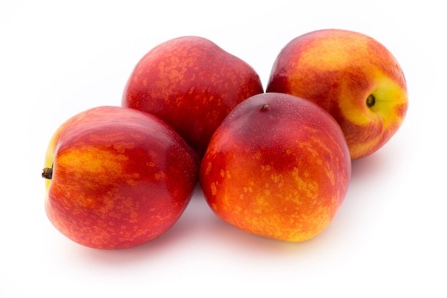 Pêssego. Frutas com isolado no fundo branco.