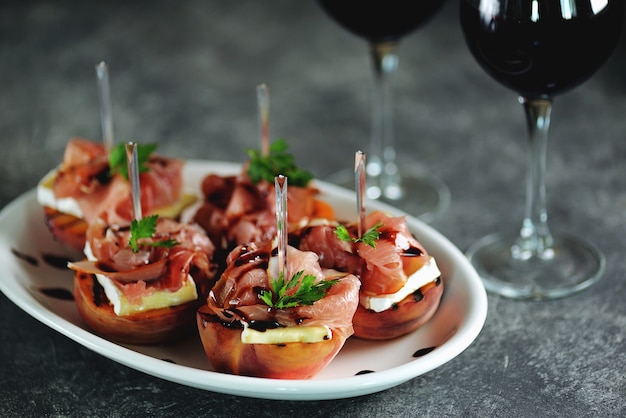 Pêssegos grelhados com queijo brie macio