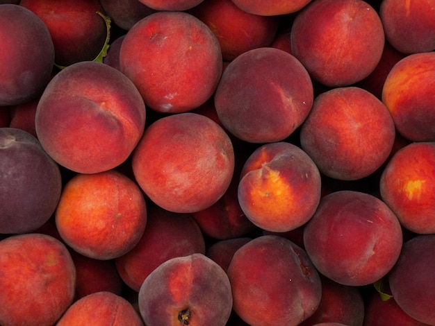 Pêssegos laranja no mercado do fazendeiro local.