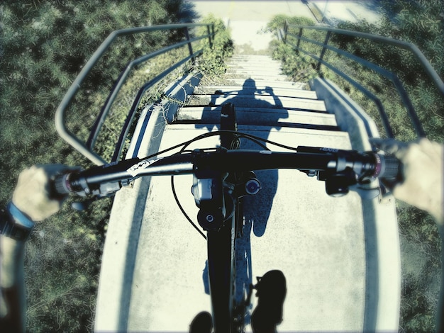 Foto pessoa a andar de bicicleta em degraus