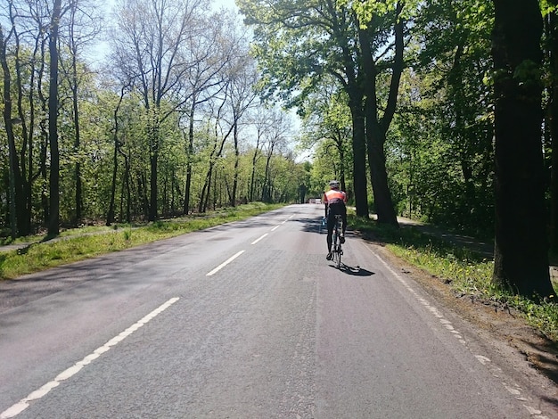 Pessoa a andar de bicicleta na estrada