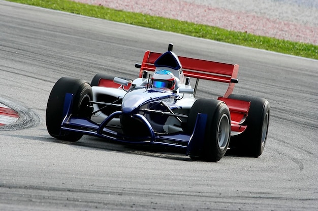 Foto pessoa a conduzir um carro de corrida