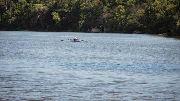 Pessoa a remar um barco no rio