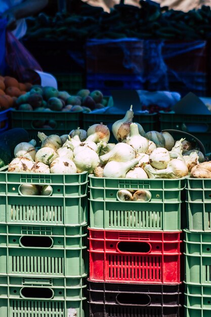 Foto pessoa à venda na barraca do mercado