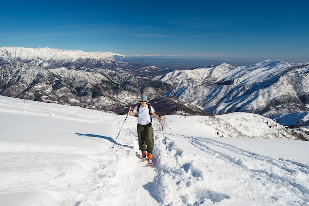 Pessoa alpinismo pico nevado