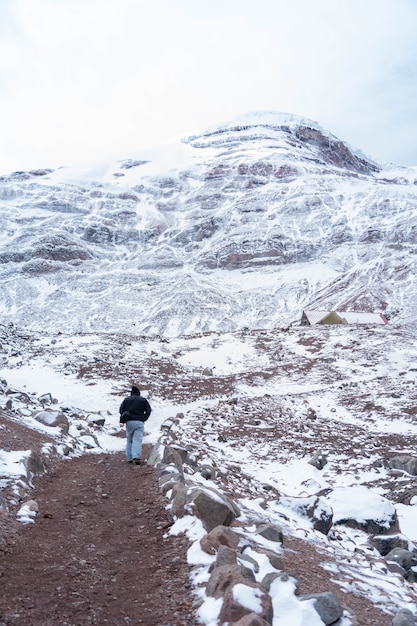 Foto pessoa andando no vulcão chimborazo nevado