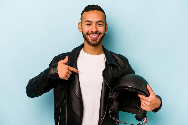 Foto pessoa apontando com a mão para um espaço de cópia de camisa orgulhosa e confiante