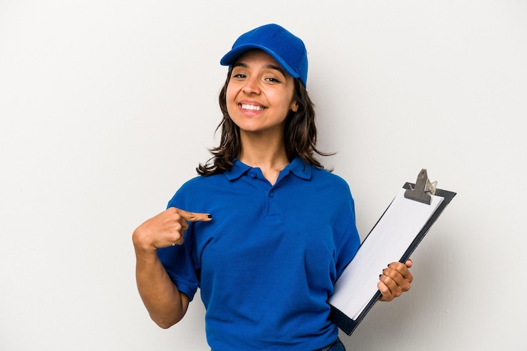 Foto pessoa apontando com a mão para um espaço de cópia de camisa orgulhosa e confiante