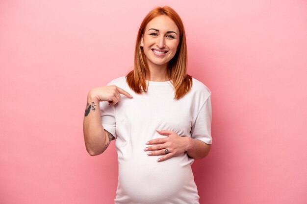 Pessoa apontando com a mão para um espaço de cópia de camisa orgulhoso e confiante