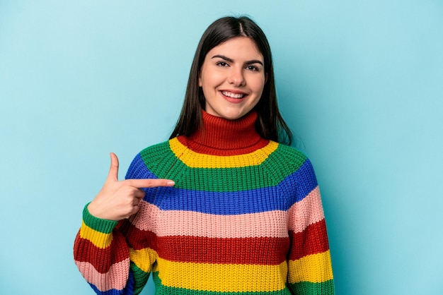 Pessoa apontando com a mão para um espaço de cópia de camisa orgulhoso e confiante