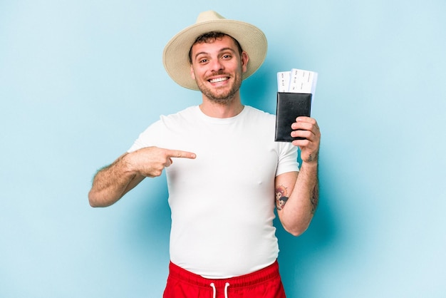 Pessoa apontando com a mão para um espaço de cópia de camisa orgulhoso e confiante