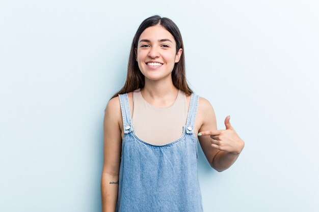 Pessoa apontando com a mão para um espaço de cópia de camisa orgulhoso e confiante