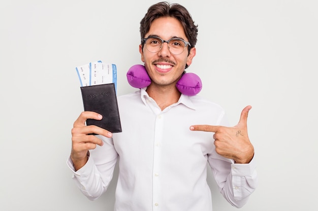 Pessoa apontando com a mão para um espaço de cópia de camisa orgulhoso e confiante