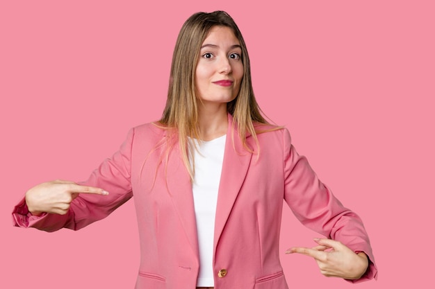 Pessoa apontando com a mão para um espaço de cópia de camisa orgulhoso e confiante