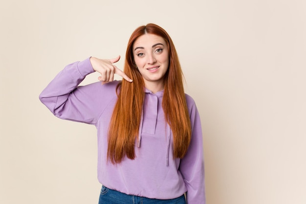 Pessoa apontando com a mão para um espaço de cópia de camisa orgulhoso e confiante