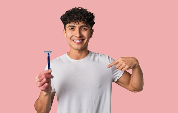 Foto pessoa apontando com a mão para um espaço de cópia de camisa orgulhoso e confiante