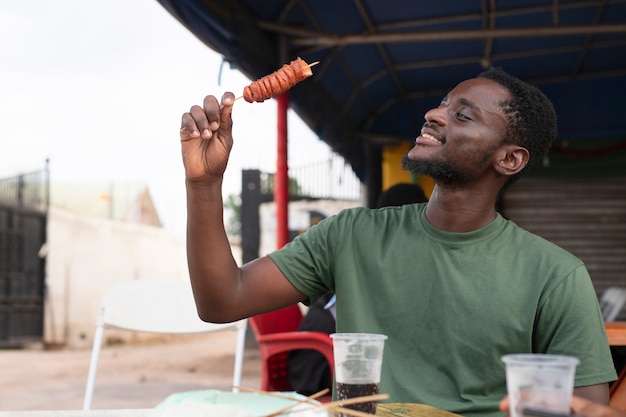 Foto pessoa apreciando comida de rua